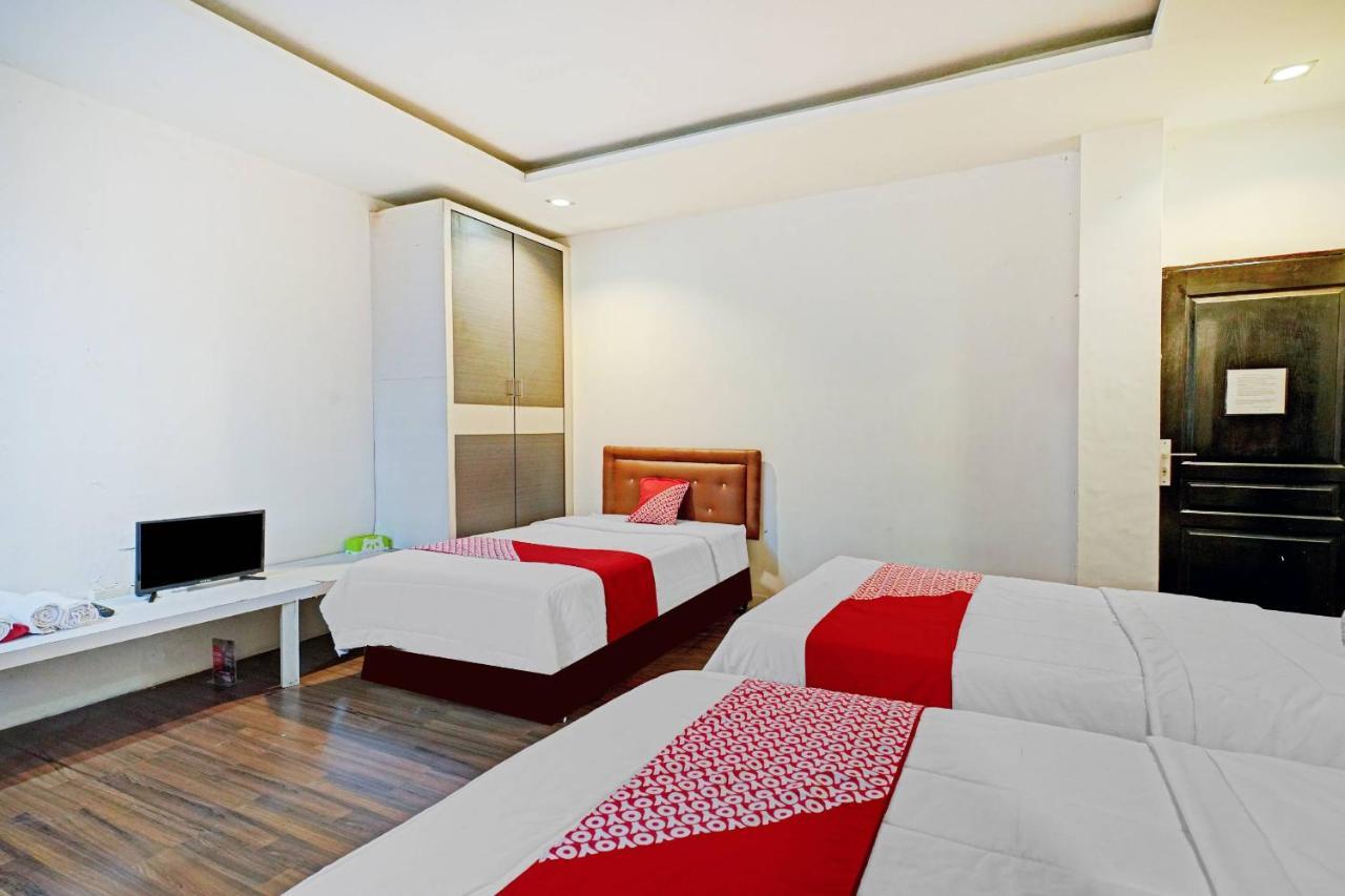 Oyo 90450 Sentra Inn Medan Buitenkant foto