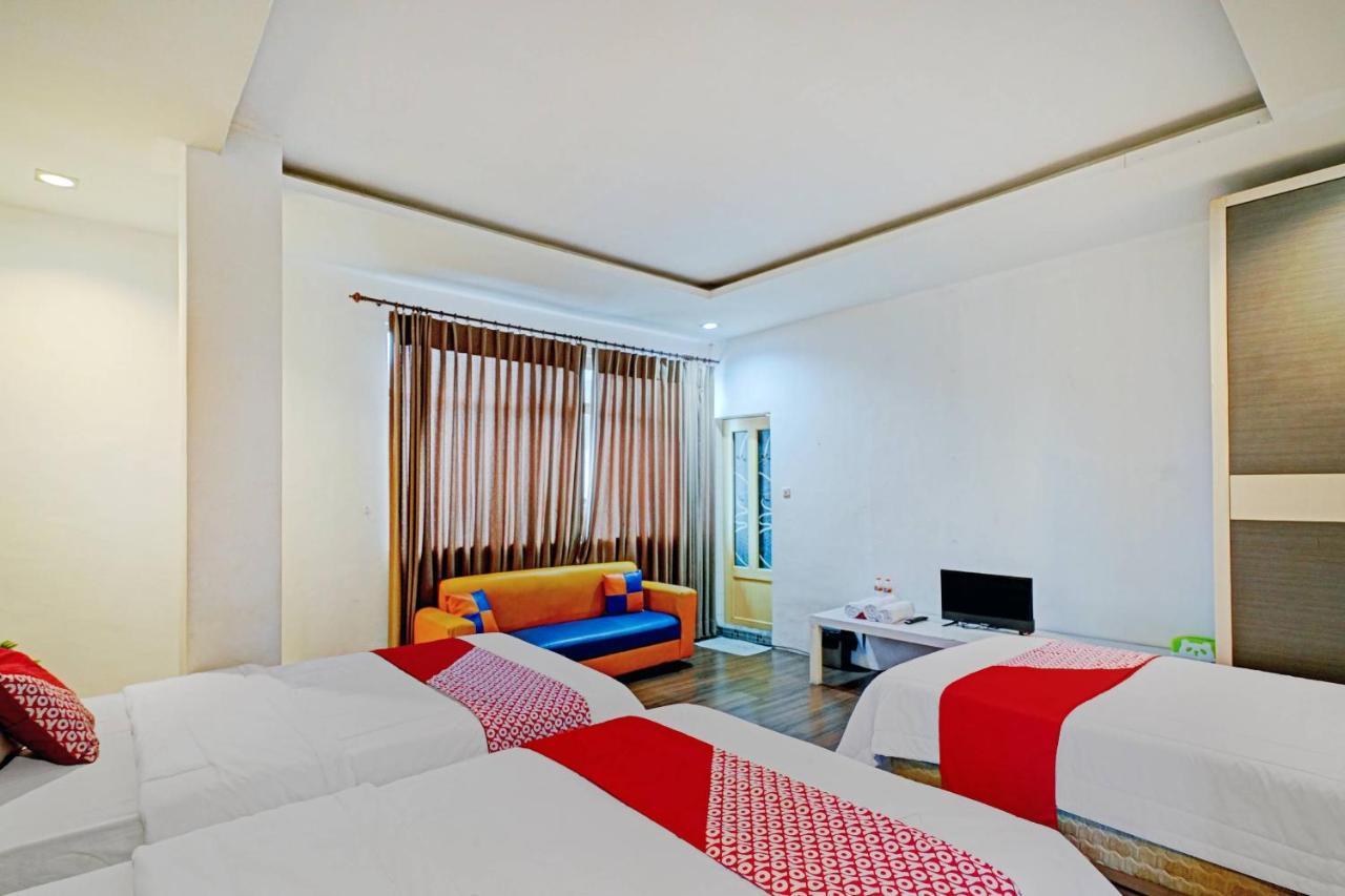 Oyo 90450 Sentra Inn Medan Buitenkant foto