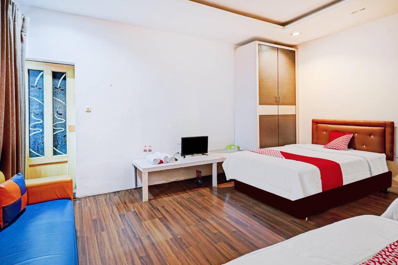Oyo 90450 Sentra Inn Medan Buitenkant foto