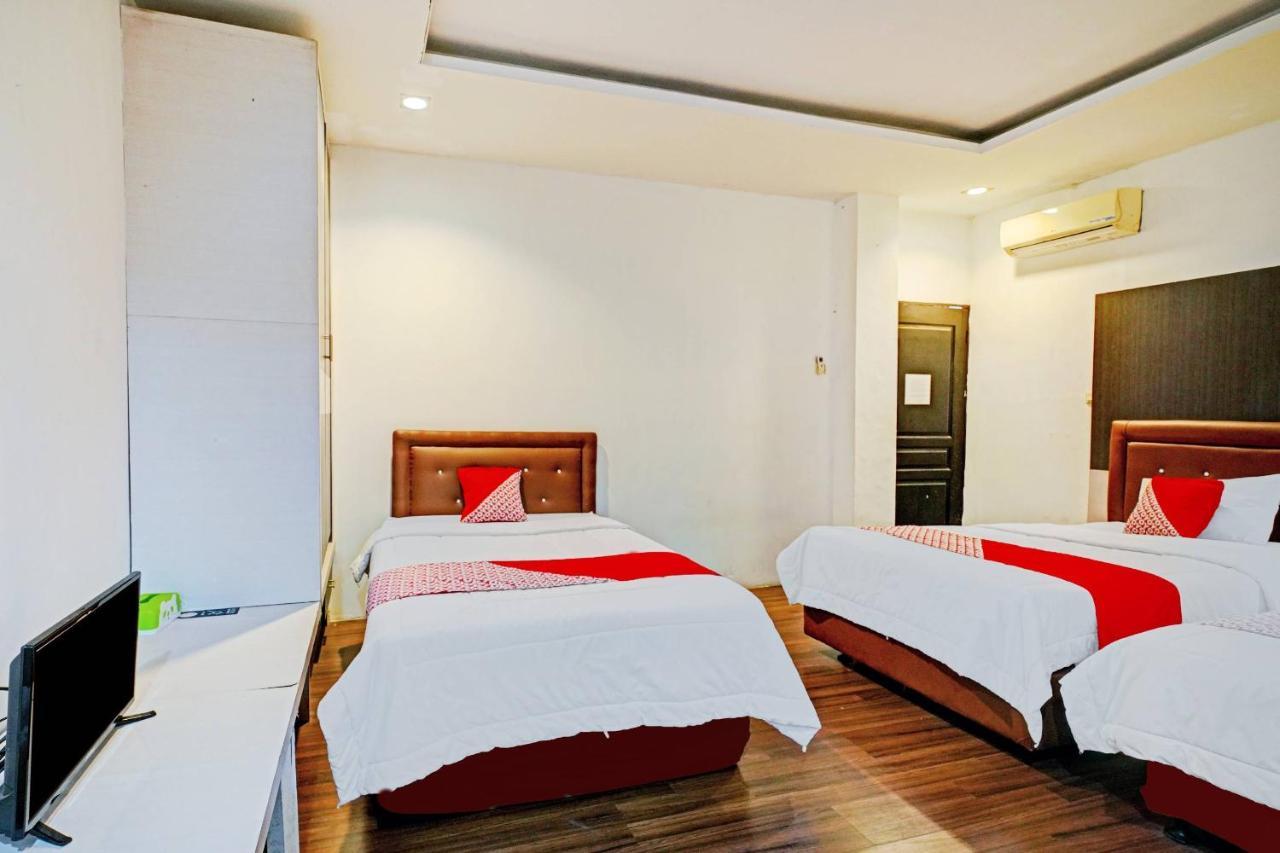 Oyo 90450 Sentra Inn Medan Buitenkant foto
