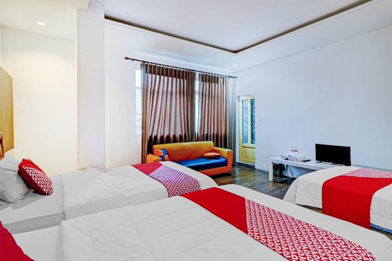 Oyo 90450 Sentra Inn Medan Buitenkant foto