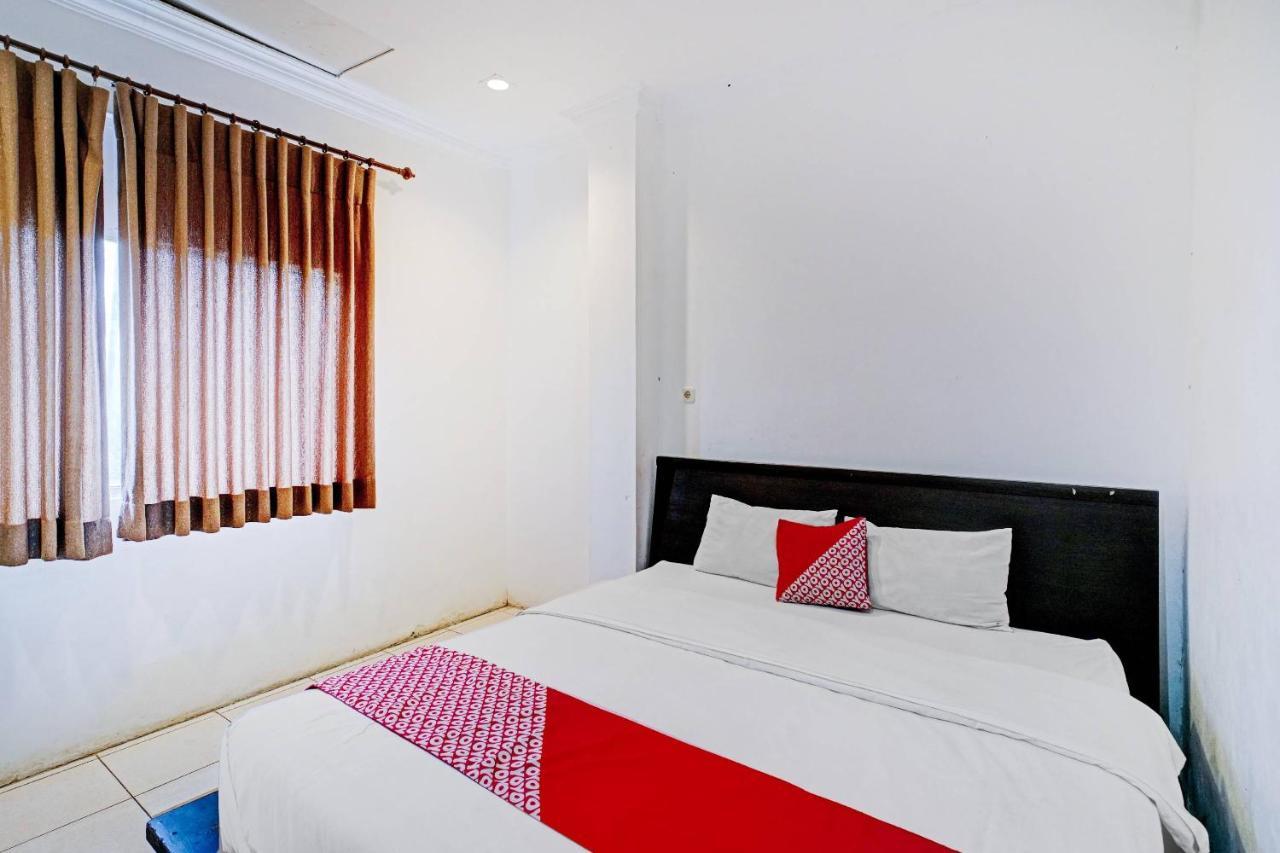 Oyo 90450 Sentra Inn Medan Buitenkant foto
