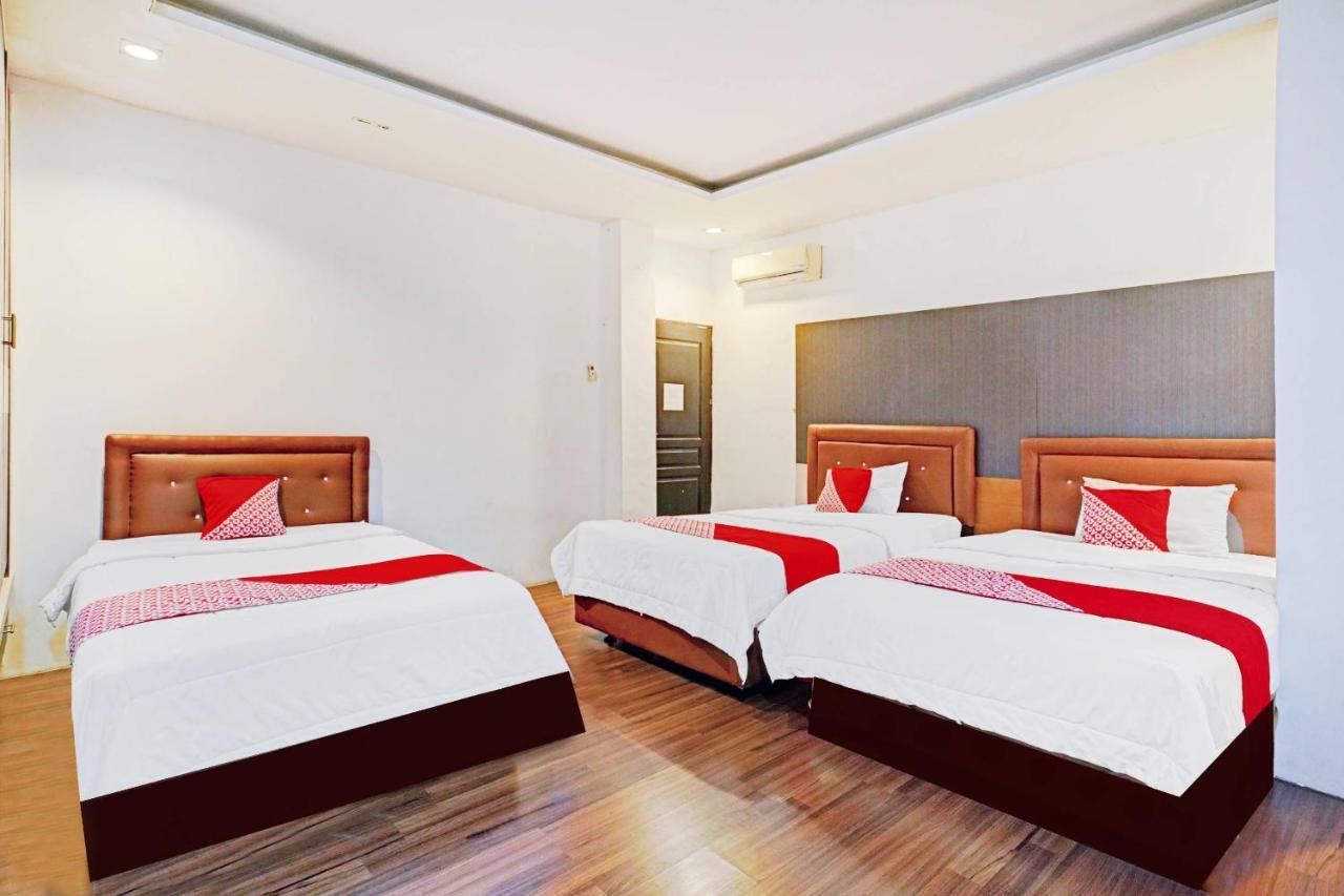 Oyo 90450 Sentra Inn Medan Buitenkant foto