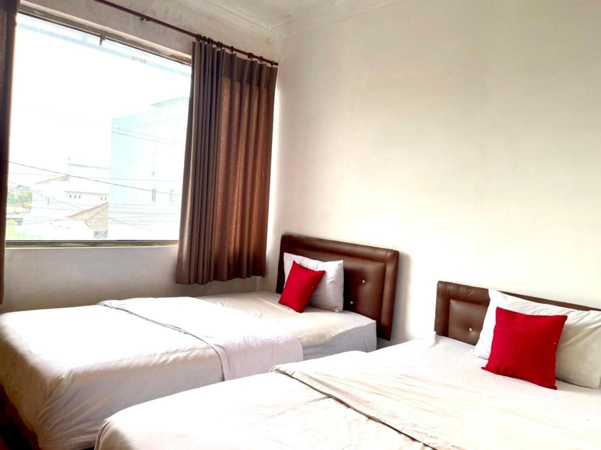 Oyo 90450 Sentra Inn Medan Buitenkant foto