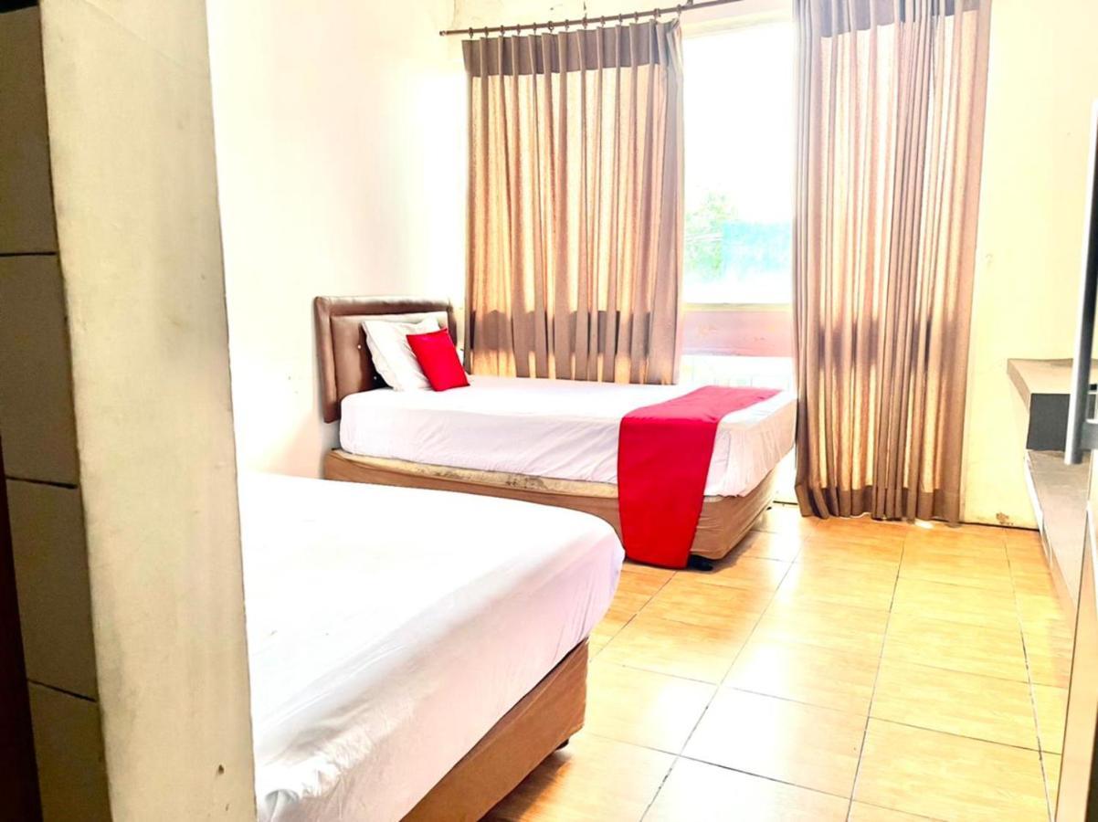 Oyo 90450 Sentra Inn Medan Buitenkant foto