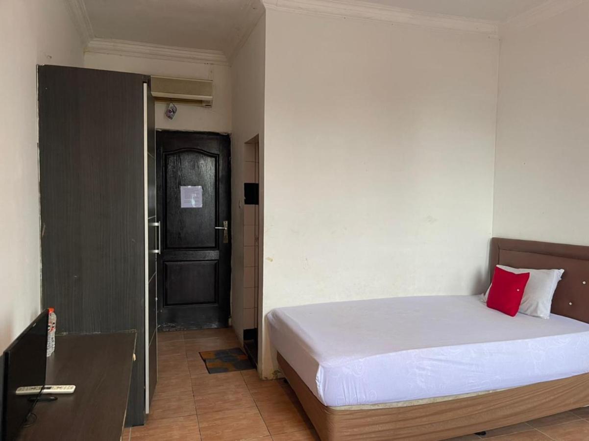 Oyo 90450 Sentra Inn Medan Buitenkant foto